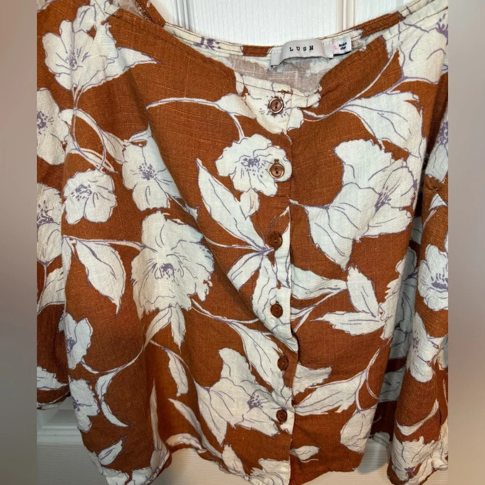 Lush floral linen blend top size L - Picture 8 of 10